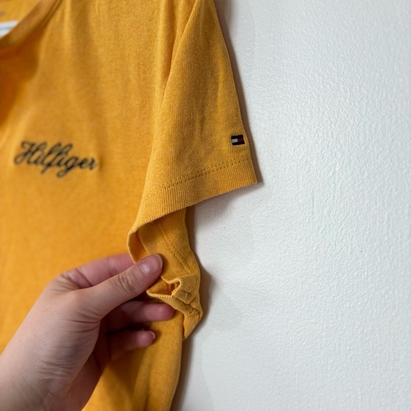 🎉4/30$🎉 Tommy Hilfiger Yellow Logo Tee - Size L - Picture 6 of 7